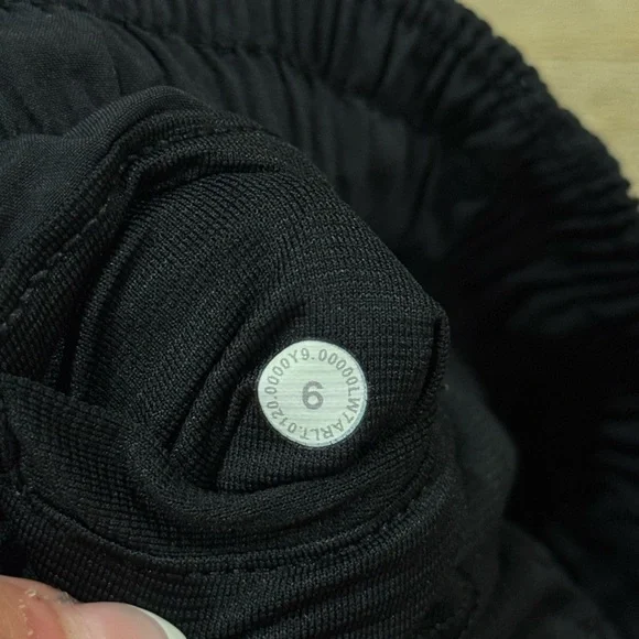 Lululemon Hotty Hot Shorts II Long 4" Black Size 6 - Picture 4 of 4